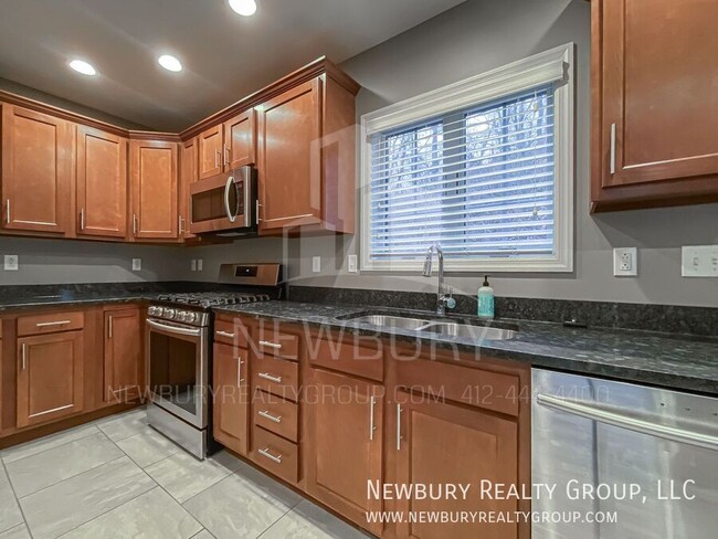 Building Photo - 2 Bedroom, 2.5 Bath Townhome - Discover th...