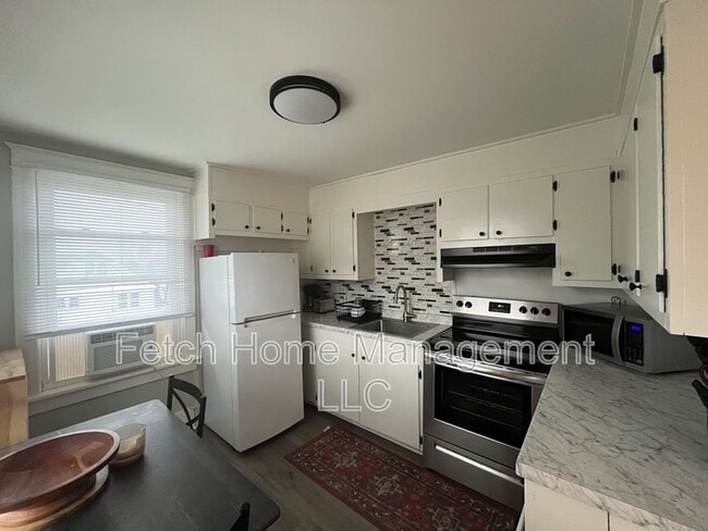 Building Photo - 834 W Main St