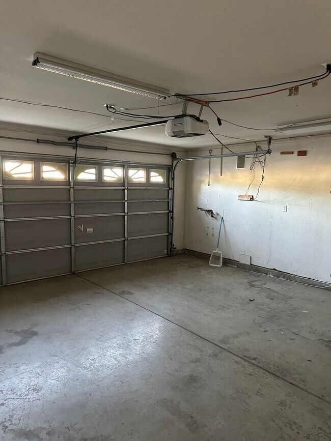 Building Photo - Two story home in Bakersfield