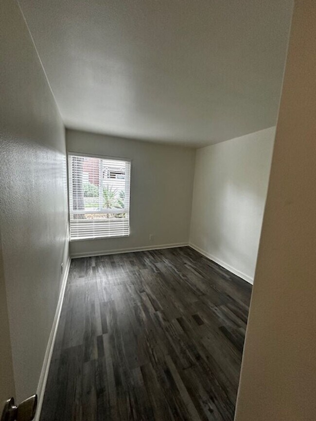 Building Photo - Charming Condo 3+2