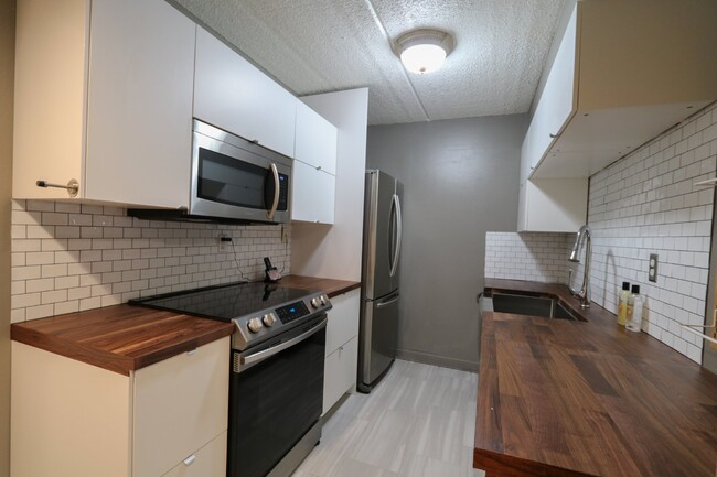 Building Photo - First-floor 1-bedroom, 1.5-bath condo in  ...