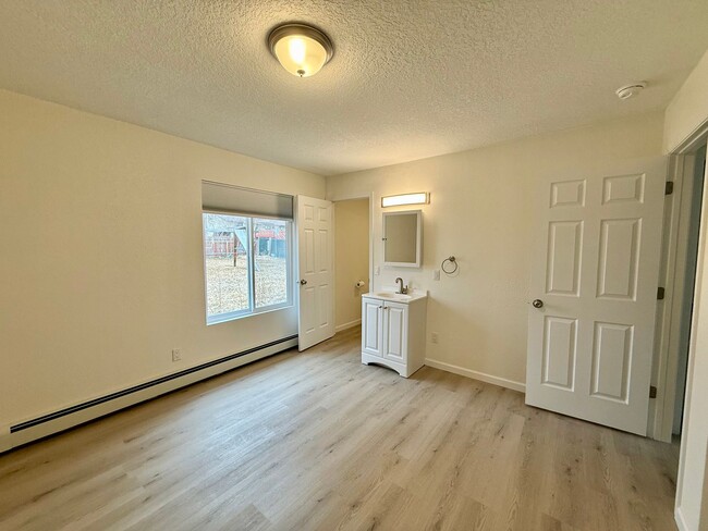 Building Photo - 136 Trumpeter Ave