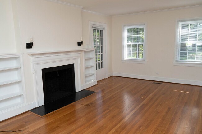 Building Photo - 3 Bedroom Home Located Near UVA