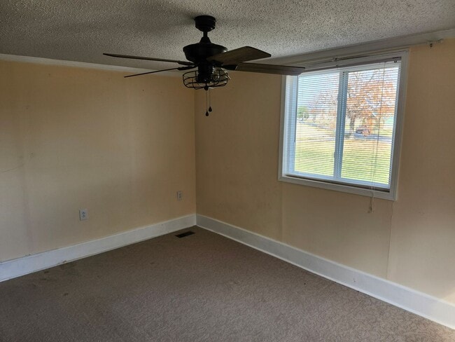 Building Photo - Large 4 BR, 2 Bath Country Home and Workshop