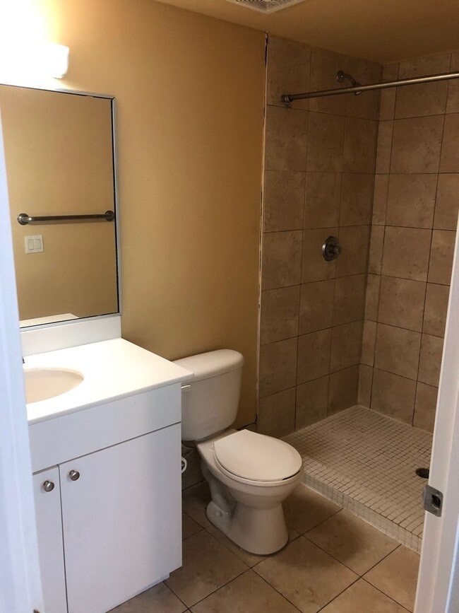 Building Photo - Loft Style Spacious And Close To Shands An...