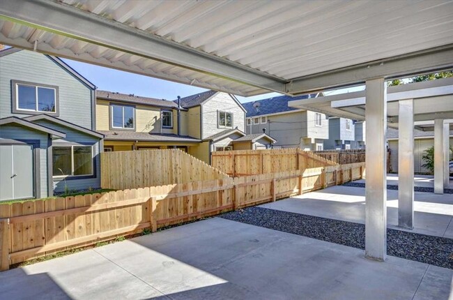 Building Photo - Newer Town home close to everything!