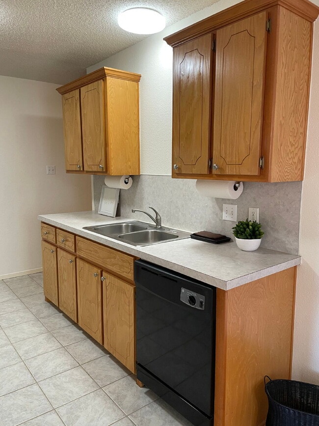 Building Photo - Cute 2 bed/2 bath/2 car garage in a great ...
