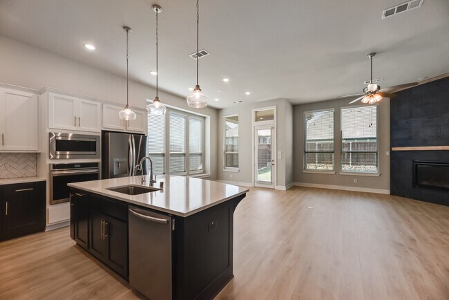 Building Photo - 3105 Columbia Dr
