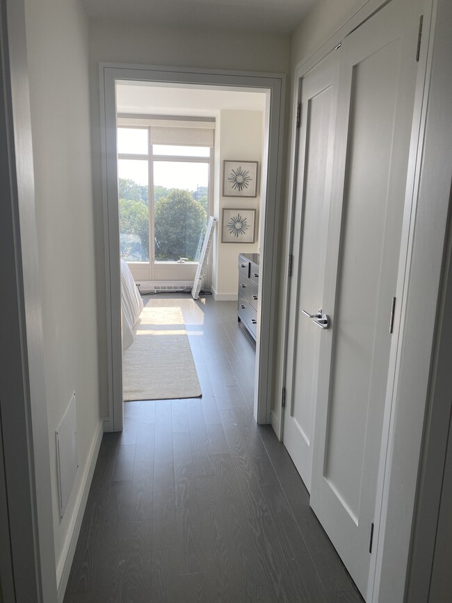 Hallway leading into master bedroom with closet - 30 Melrose Ter