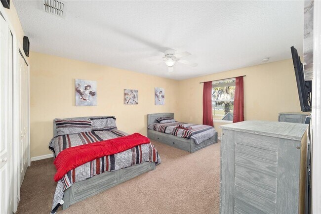 Building Photo - Private Oasis in the Heart of Alachua