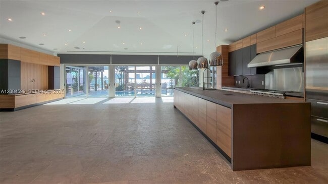 Building Photo - 2440 N Shore Terrace