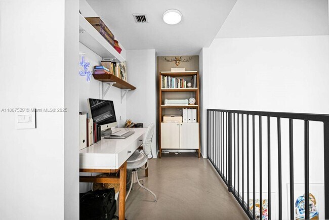 Building Photo - 300 S Biscayne Blvd