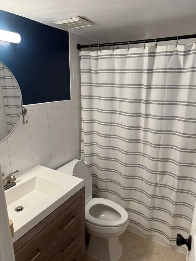 Building Photo - 661 Morris Pl NE