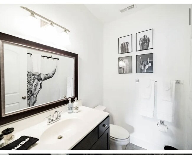 Building Photo - Unique 3 bedroom furnished within walking distance to Jameson YMCA in Wyndhurst