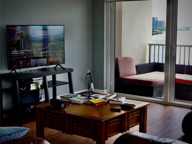 Building Photo - 300 Bayview Dr