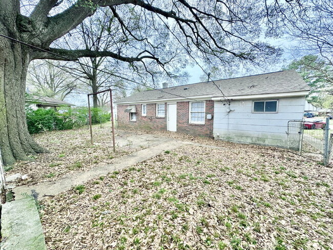 Building Photo - 4130 Pikes Peak Ave