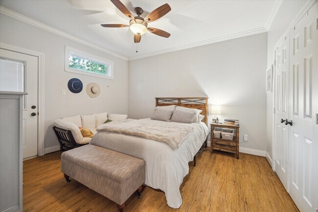 Building Photo - 611 E 20th St