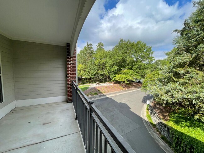 Building Photo - Wonderful location and features for this s...