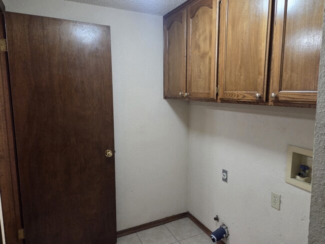 Building Photo - 2122 Meench Dr