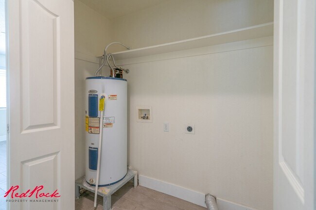 Building Photo - Dog Friendly! 3 Bedroom Single-Level Condo...