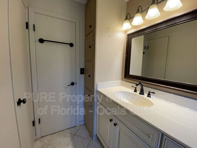 Building Photo - 4211 SW 6th Ave