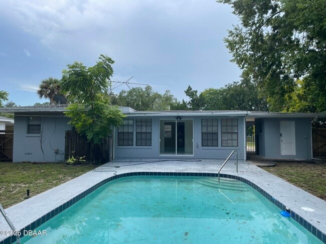 Building Photo - 525 Tarragona Way