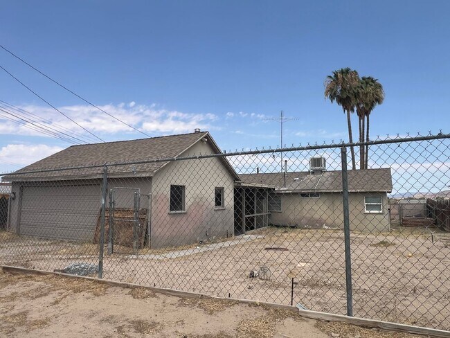 Building Photo - 3 Bedroom 1 Bathroom House with Spacious L...