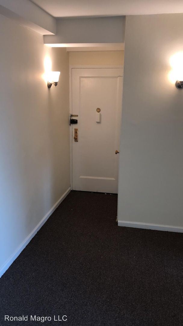 Building Photo - 2 br, 1 bath House - 9 Metropolitan Oval  5C