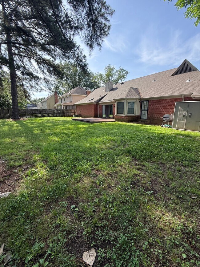 Building Photo - 8142 Creekside Cir S