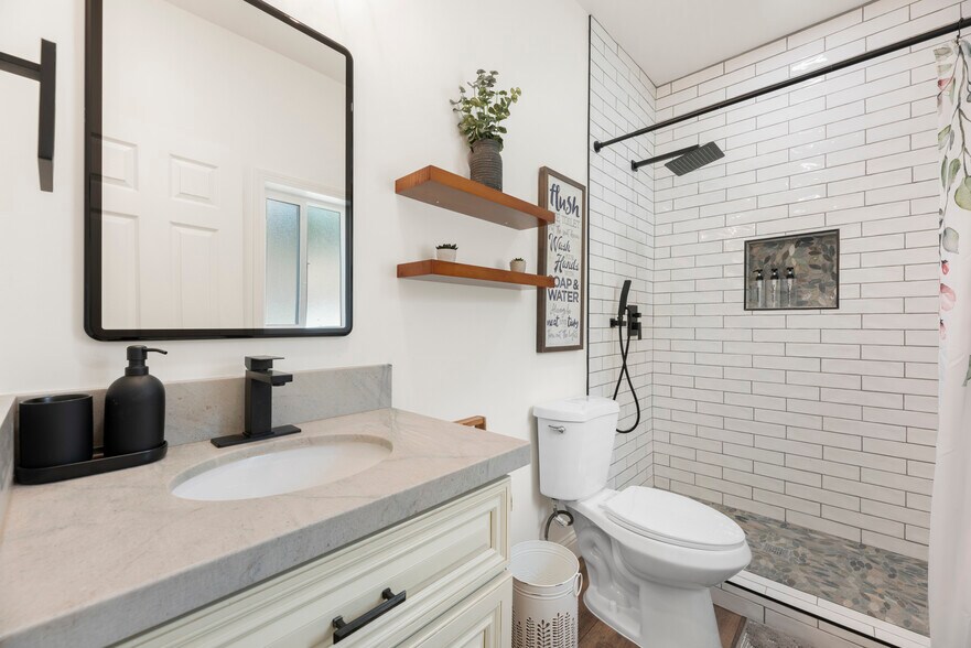 full bathroom/shower - 4686 Green Valley Ln
