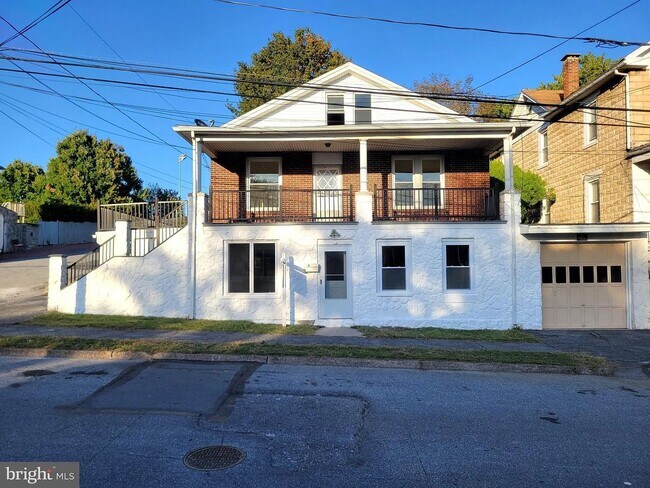Building Photo - 317 S 4th St