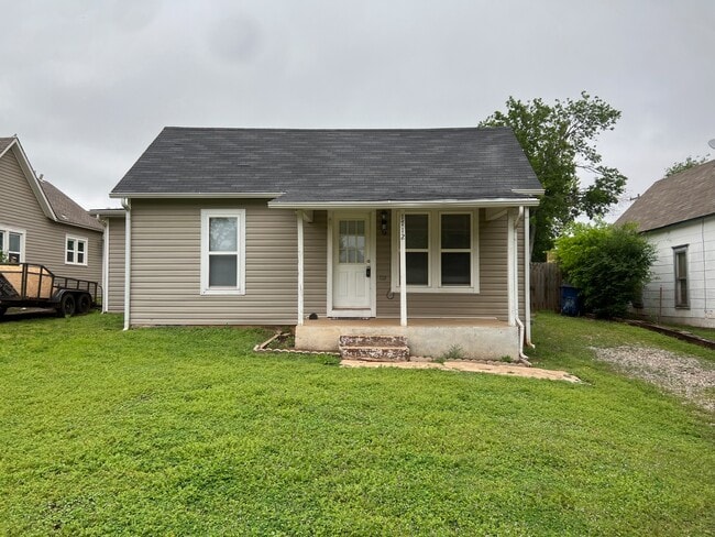 Primary Photo - 1712 W Logan Ave