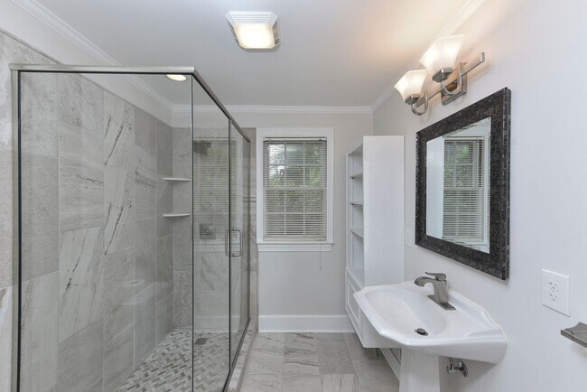 Building Photo - Charming 3 Bedroom, 2 Bath All-Brick Bungalow with Garage!