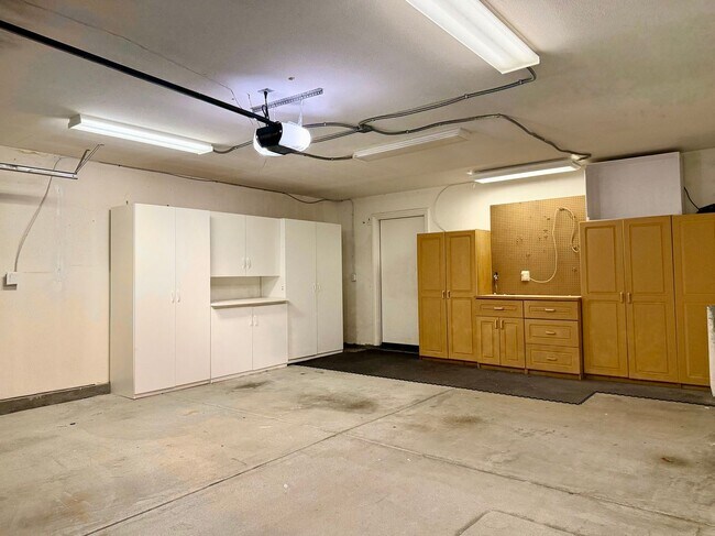 Building Photo - Four Seasons 55+ – Beautifully Upgraded wi...