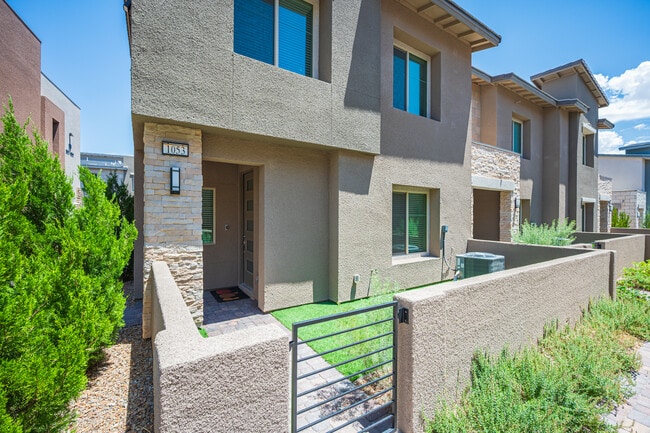 Building Photo - 600 N Carriage Hill Dr