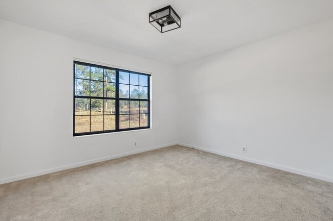 Building Photo - 5 bed 2.5 bath home with acreage