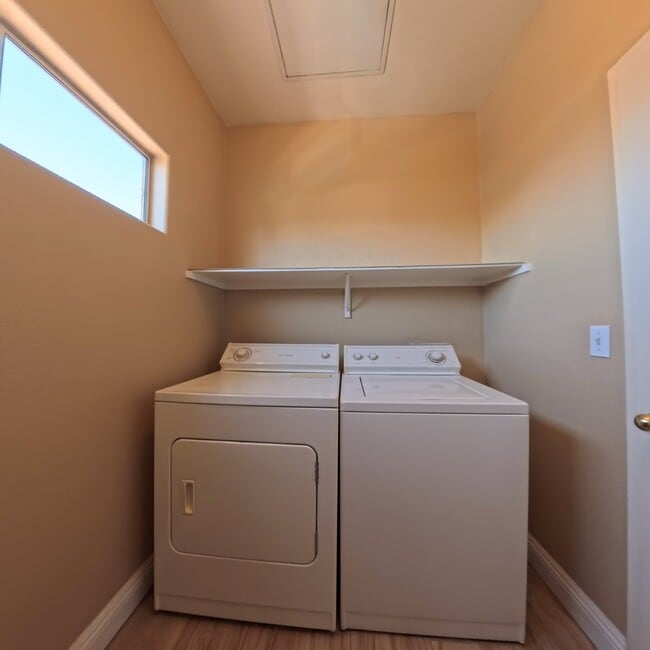 Building Photo - Lovely 2 Bed, 2 Bath Condo at South Gate!