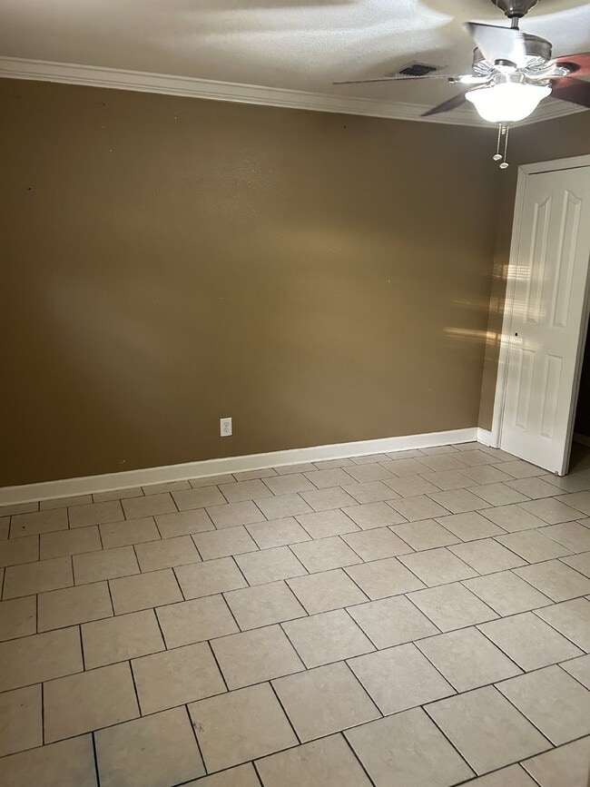 Building Photo - "Charming 3-Bedroom Retreat on Holly Street - Spacious 1,618 Sq Ft with 1.5 Baths in Jonesboro!"