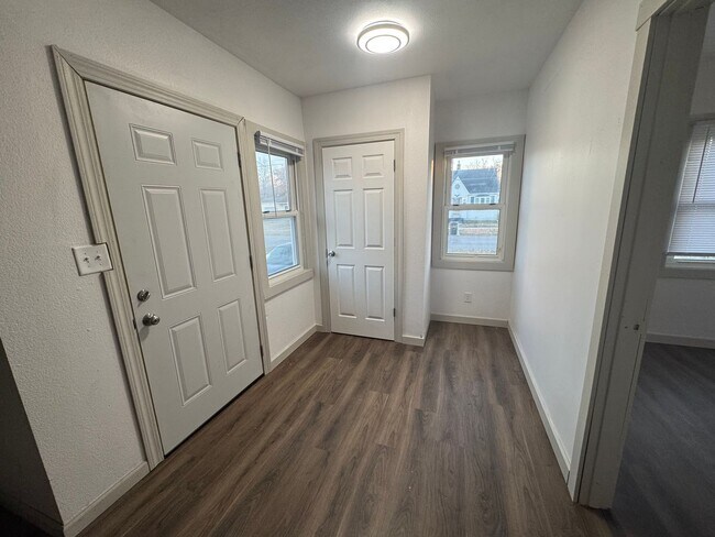 Building Photo - Remodeled 4 Bed 2 Bath For RENT