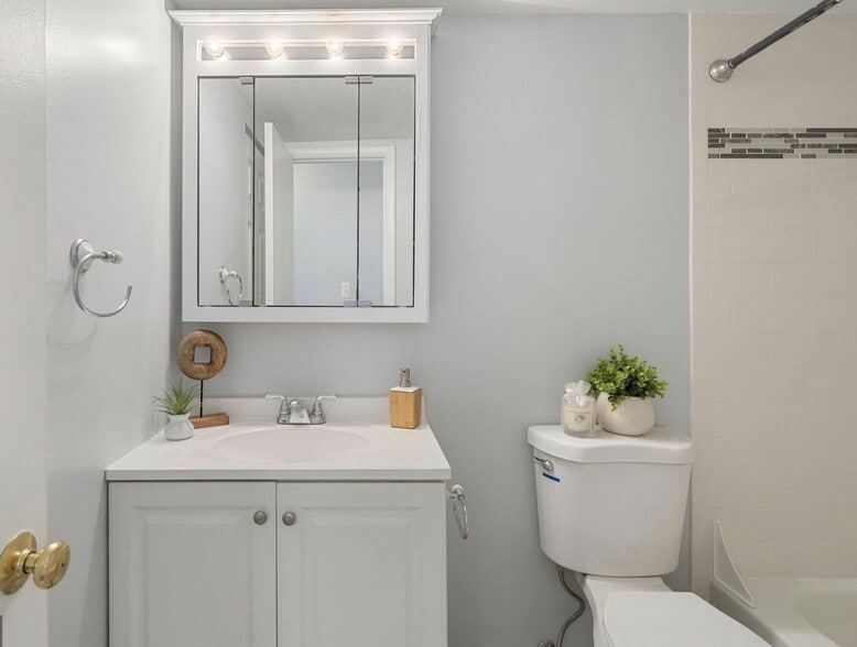 bathroom - 3354 Woodburn Rd