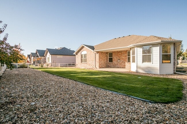 Building Photo - Wonderful ranch style brick home!