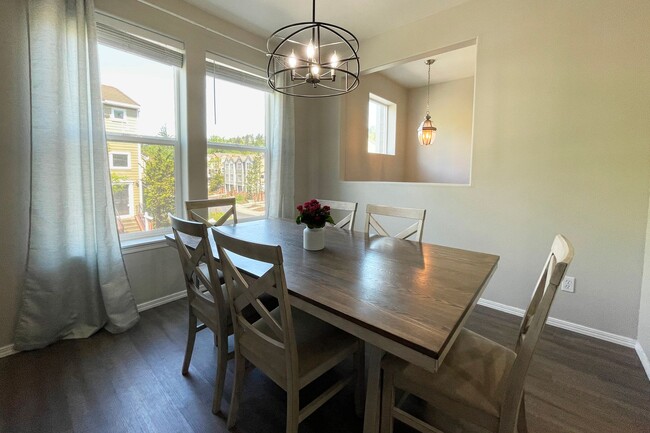 Building Photo - Stunning Forest Heights Home with Washer/D...