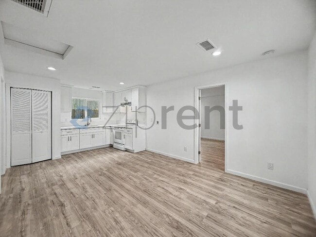 Building Photo - 872 W 18th St