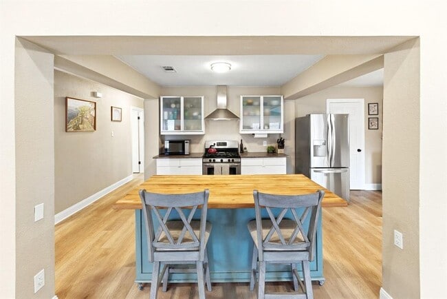 Building Photo - 7210 Towering Oaks Dr