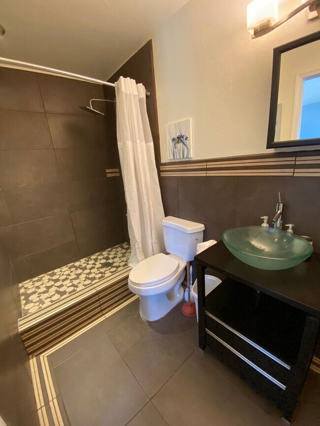 Building Photo - Cul-De-Sac Location, beautiful single leve...