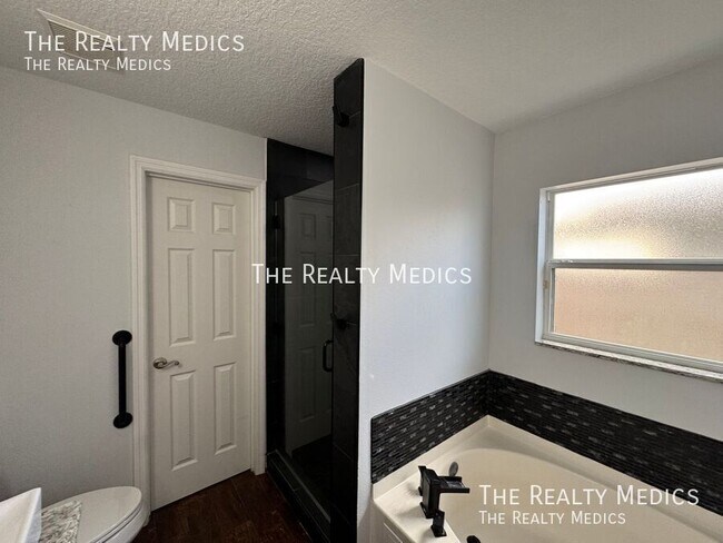 Building Photo - 1328 Karok St