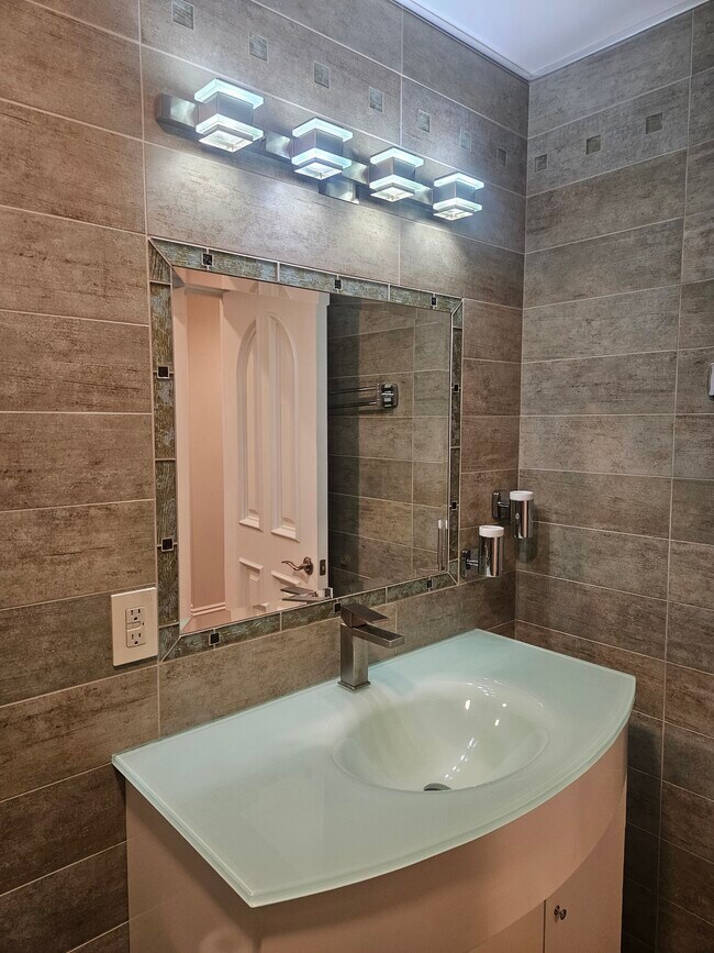 Building Photo - 1880 VETERAN Ave