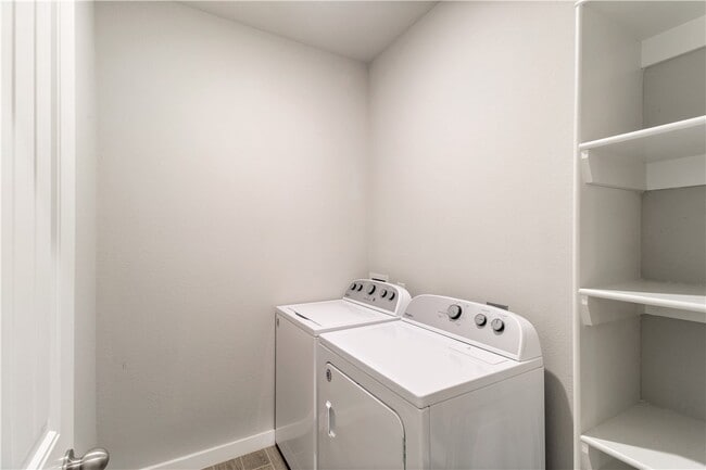 Building Photo - 400 Barbet Dr