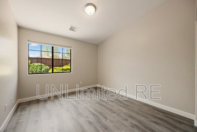 Building Photo - 3267 Iris Ln