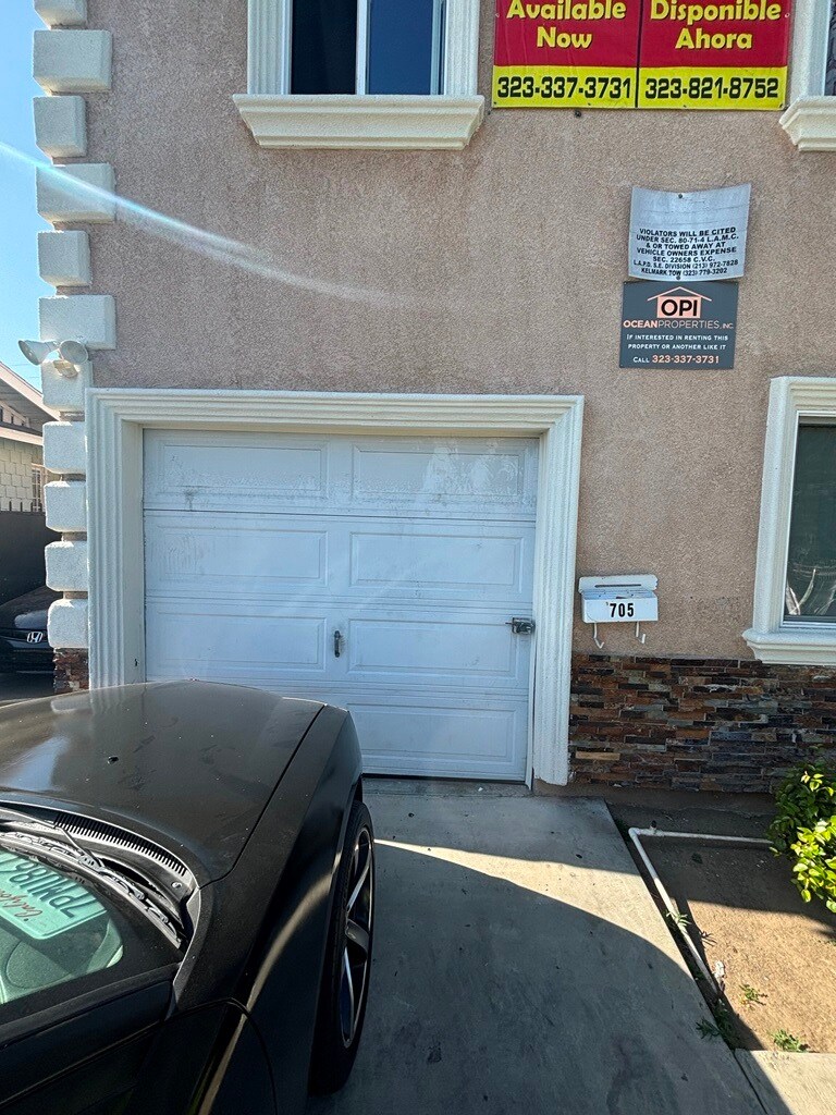 Building Photo - 705 E 52nd Pl